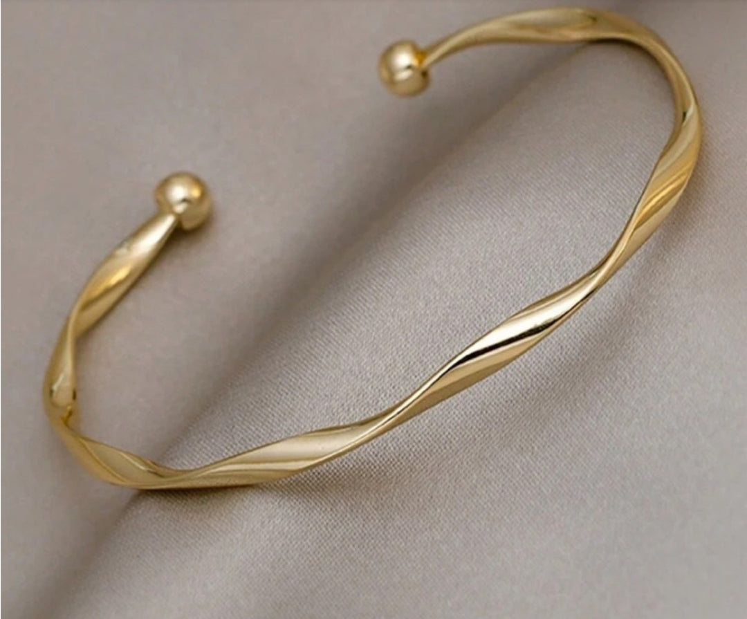 Elegant Gold-tone twisted bangle